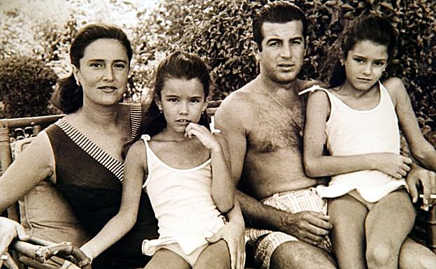 El torero, su mujer Carmen y sus hijas Belén y Carmen, en 1963. 