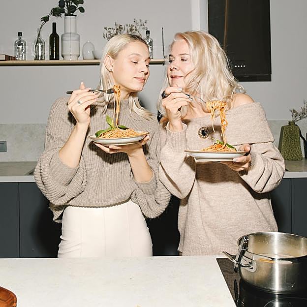 Mujeres comiendo pasta. 