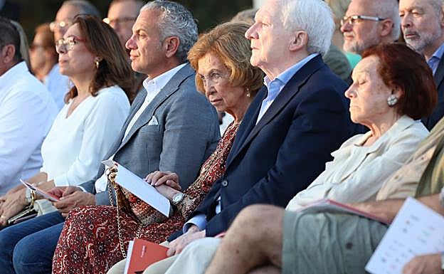 La reina Sofía con un vestido tipo kaftán durante la celebración del 25 aniversario de la Fundación Atapuerca. 