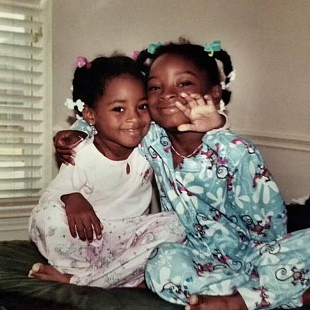 Simone BIles junto a su hermana Adria cuando eran pequeñas. 