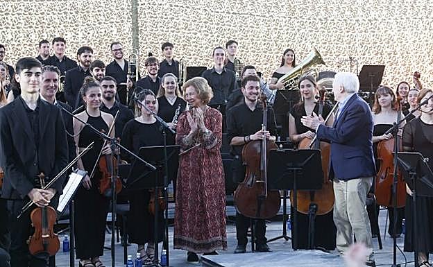 Doña Sofía aplaude a la Orquesta Sinfónica de Castilla y León tras la actuación. 