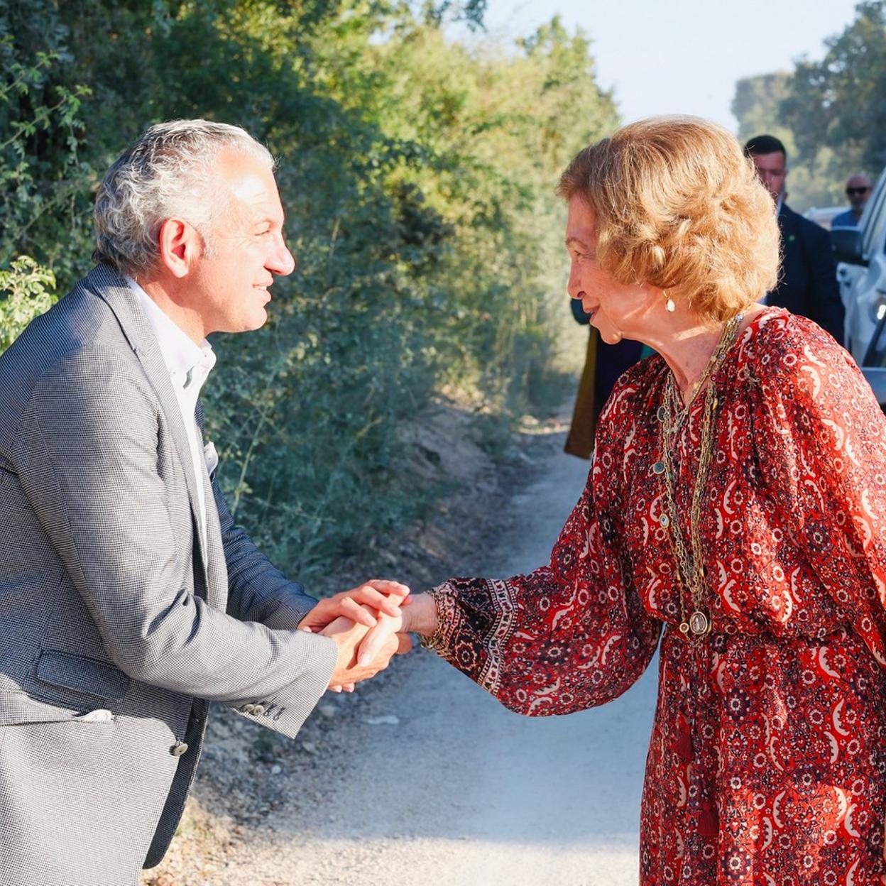 La reina Sofía durante la celebración del 25 aniversario de la Fundación Atapuerca, saluda al delegado del Gobierno en la Comunidad de Castilla y León, Nicanor Sen.