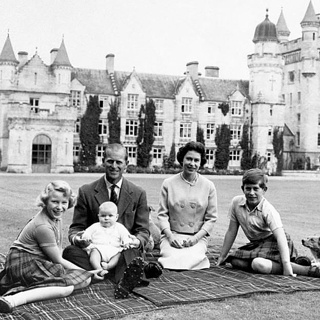 Isabel II, Felipe de Edimburgo y tres de sus cuatro hijos disfrutando de un picnic en los jardines de Balmoral en una imagen de 1960.