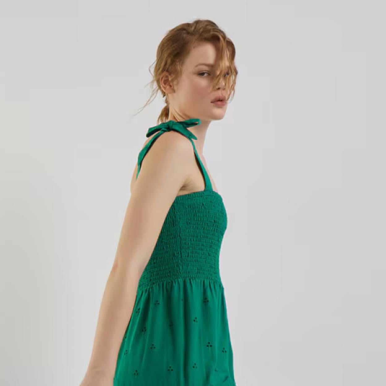 Vestido con bordados de El Corte Inglés.