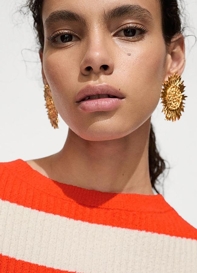 Imagen - Pendientes flor en dorado de Mango.