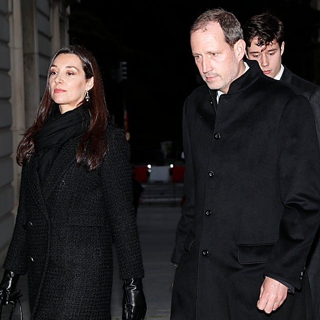 Bárbara Cano y Bruno Gómez-Acebo, en el funeral de la infanta Pilar. 