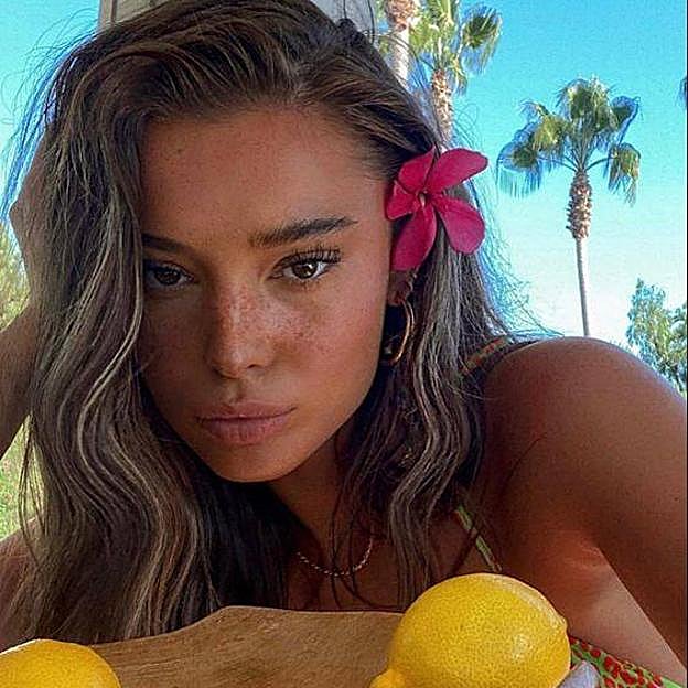 Influencer con maquillaje de verano viral en Tiktok tipo island girl makeup