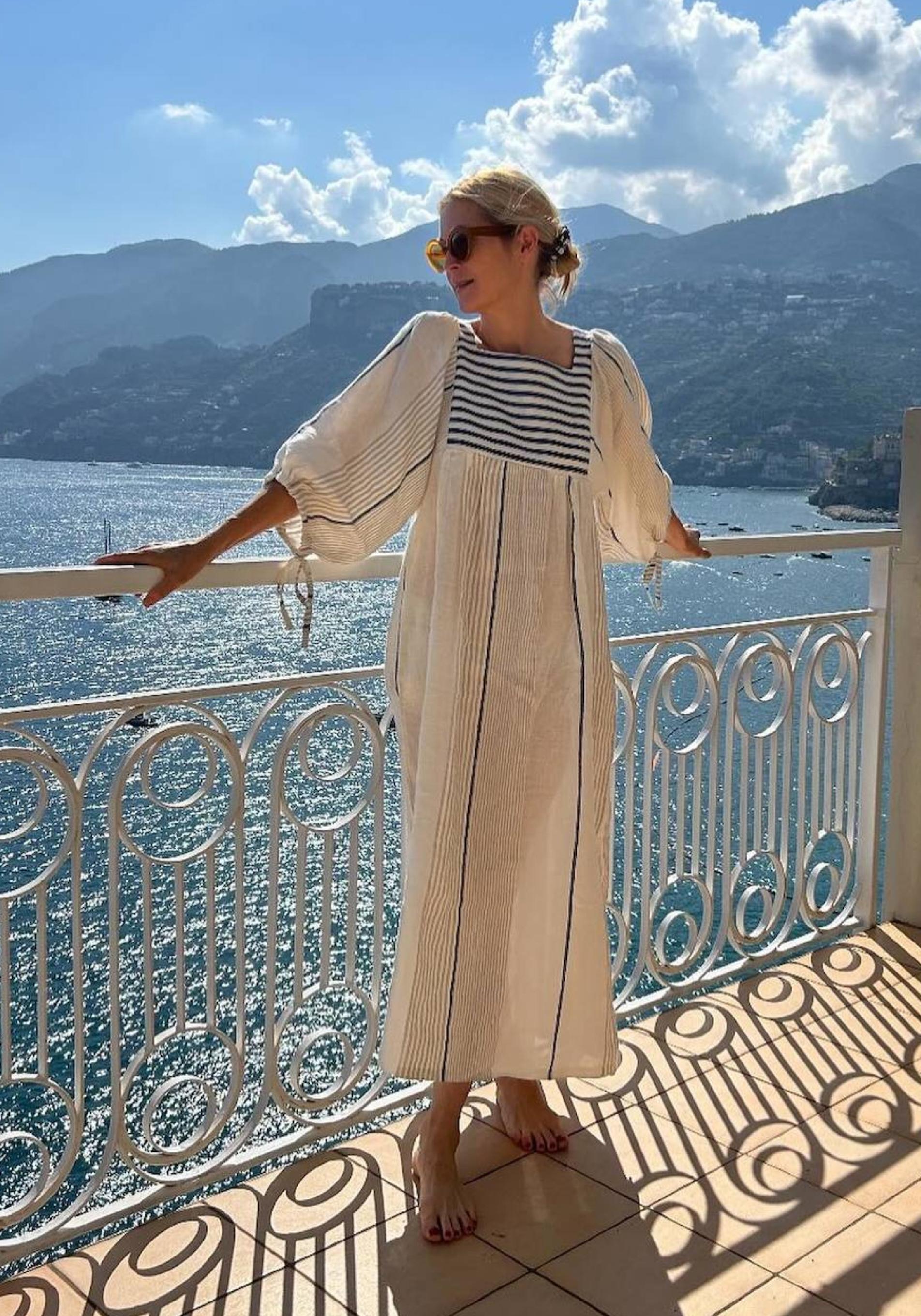 Kelly Rutherford con caftán a los 50