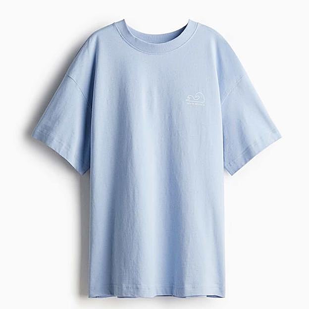 Imagen principal - Camiseta oversize con estamado de H&M (19,99€)/Jeans wide leg tiro alto rotos de Zara (29,95€)/Zapatillas Gazelle Indoor de Adidas (120€)