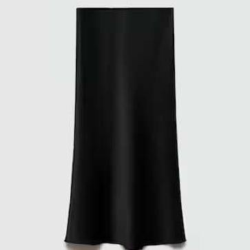 Imagen secundaria 1 - Camiseta oversize con estamado de H&M (19,99€)/Falda midi satinada de Mango (35,99€)/Zapatillas Gazelle Indoor de Adidas (120€)