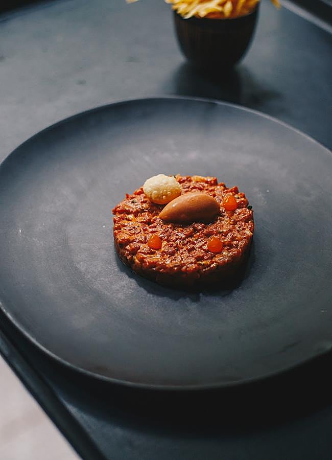 Imagen - Steak tartar de solomillo con helado de tomate de La Bien Aparecida. / INSTAGRAM: La bien Aparecida