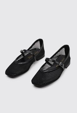 Imagen secundaria 2 - Camiseta negra de Massimo Dutti (25,95 euros), bermudas vaqueras de Bershka (22,99 euros) y bailarinas de rejilla de Bryan Stepwise (50,35 euros en Krack).