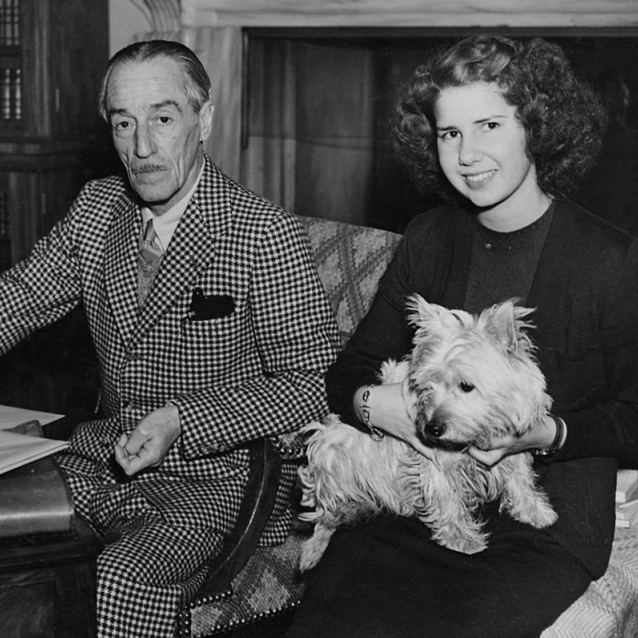 Jacobo Fitz-James Stuart, XVII duque de Alba, con su hija, Cayetana en 1942.