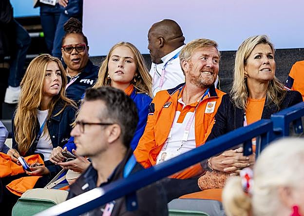 Guillermo y Máxima junto a sus hijas Amalia y Alexia viendo el partido de hockey.