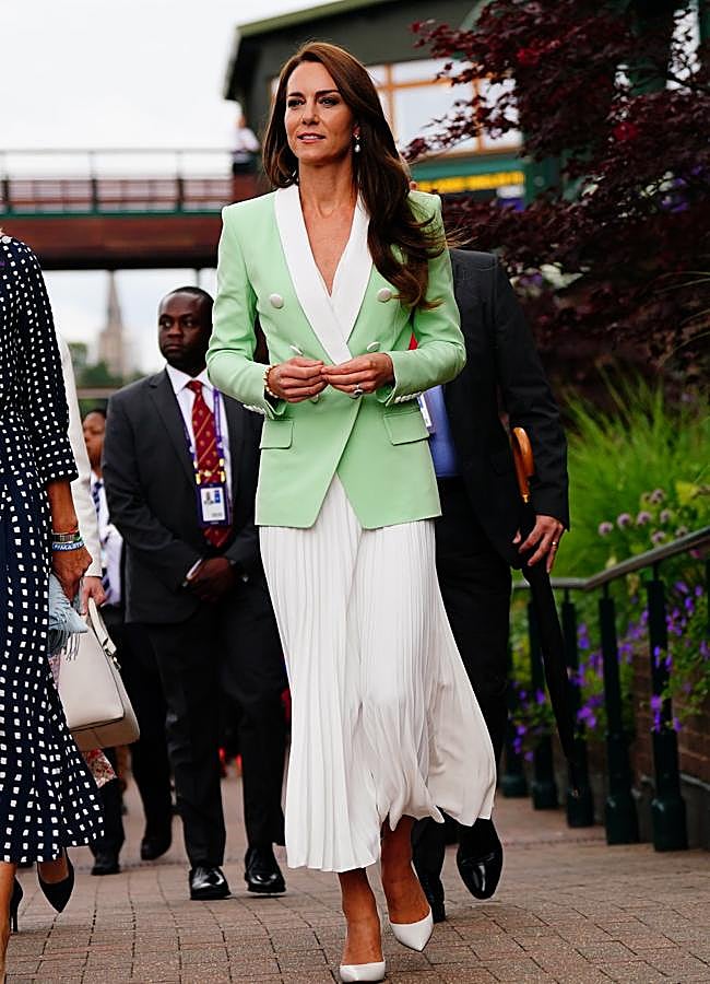Imagen - Kate Middleton con una blazer verde y una falda plisada. / GTRES