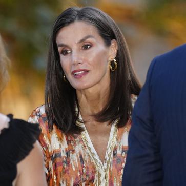 Imagen secundaria 1 - Detalle de los pendientes de aro dorados y sandalias doradas de la reina Letizia.
