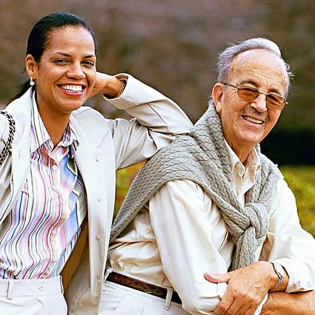 Ronna Keit junto a 'Papuchi'. 