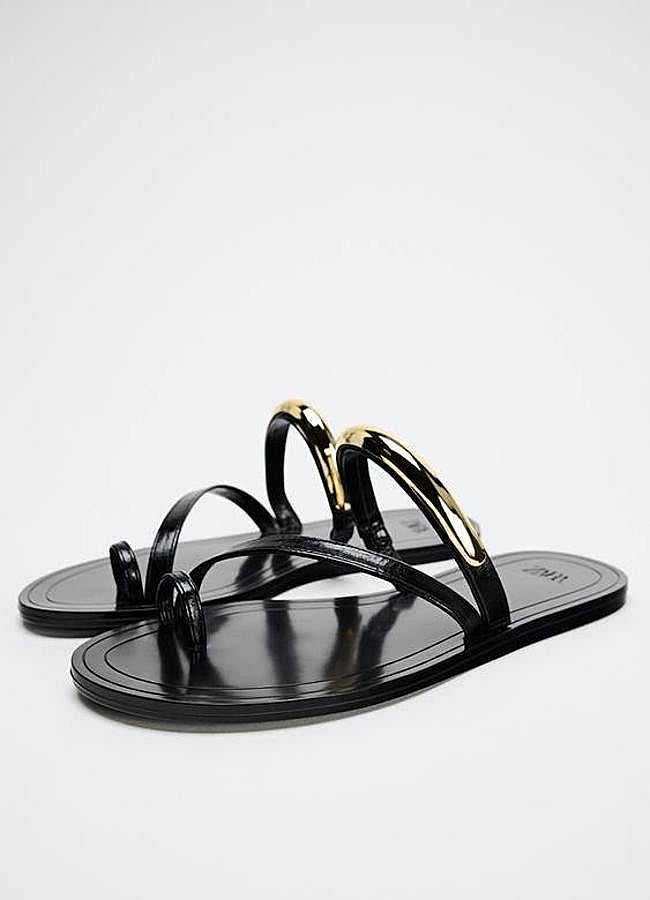 Imagen - Sandalias planas destalonadas con adorno metálico