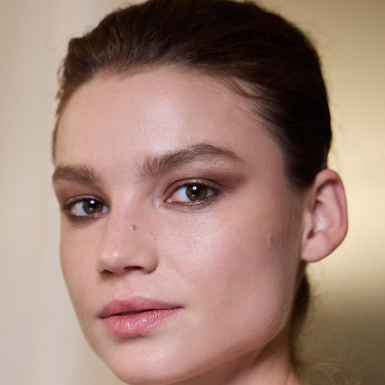 Me he vuelto adicta a este bálsamo de labios que puedes usar en cutículas y codos