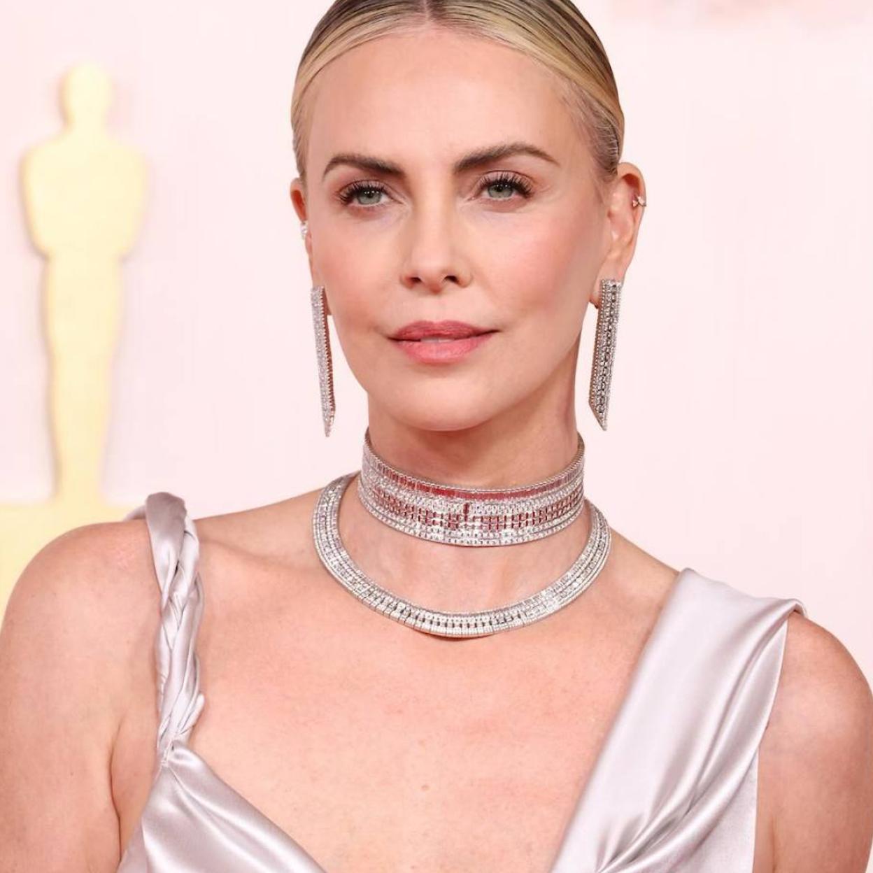 Charlize Theron con mirada joven en piel madura