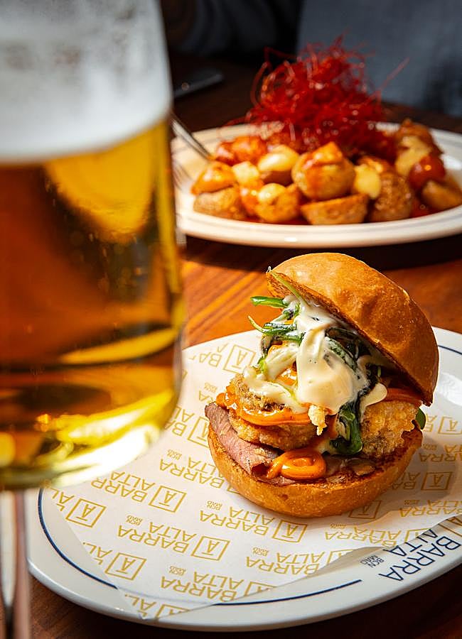 Imagen - El delicioso brioche de calamares de Barra Alta, uno de los restaurantes abiertos en agosto en Madrid. / DR