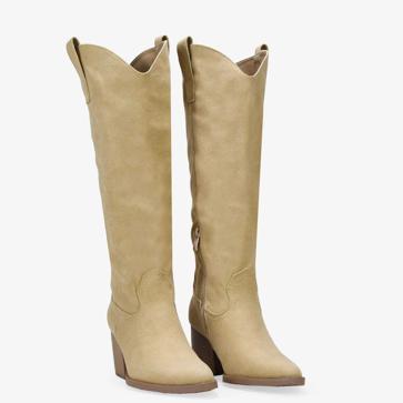 Imagen secundaria 1 - Vestido lencero con cuello halter de seda de Chloé (2.890€)/ Botas cowboy altas arena con tacón de Bosanova (39,95€)/ Brazalete rígido de plata 925 bañada en oro amarillo de 18K con forma de bambú de Aristocrazy (499€)