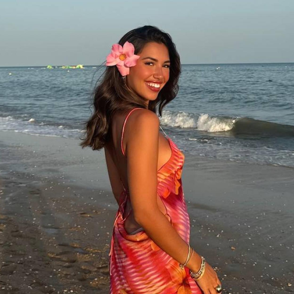 Influencer con maquillaje bronceado natural