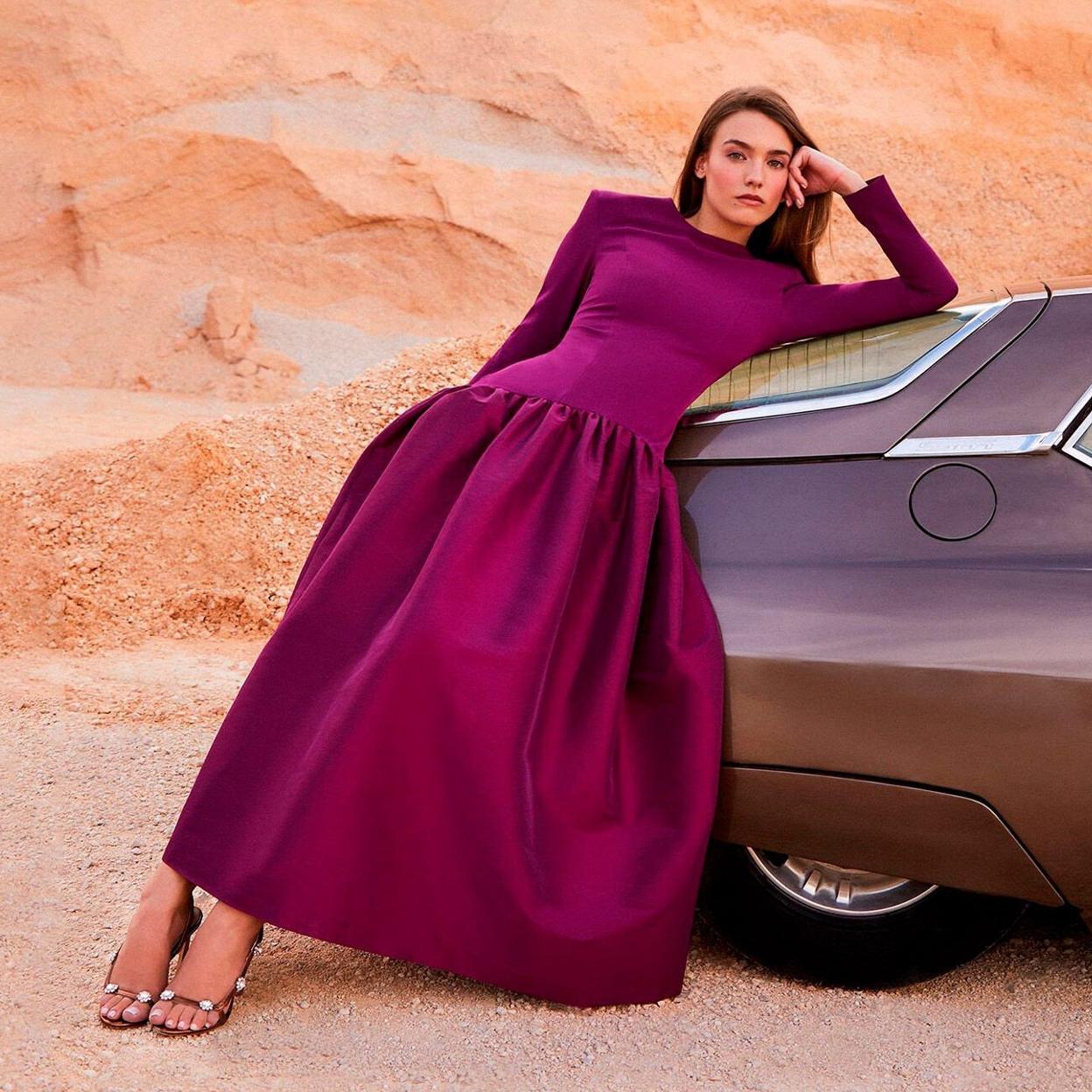 Una modelo con las sandalias de Martinelly by Redondo Brand.