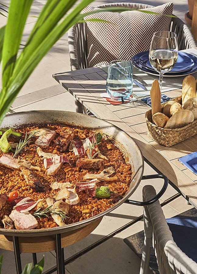 Imagen - Una de las paellas de Arrozante en la terraza del restaurante onubense. /DR