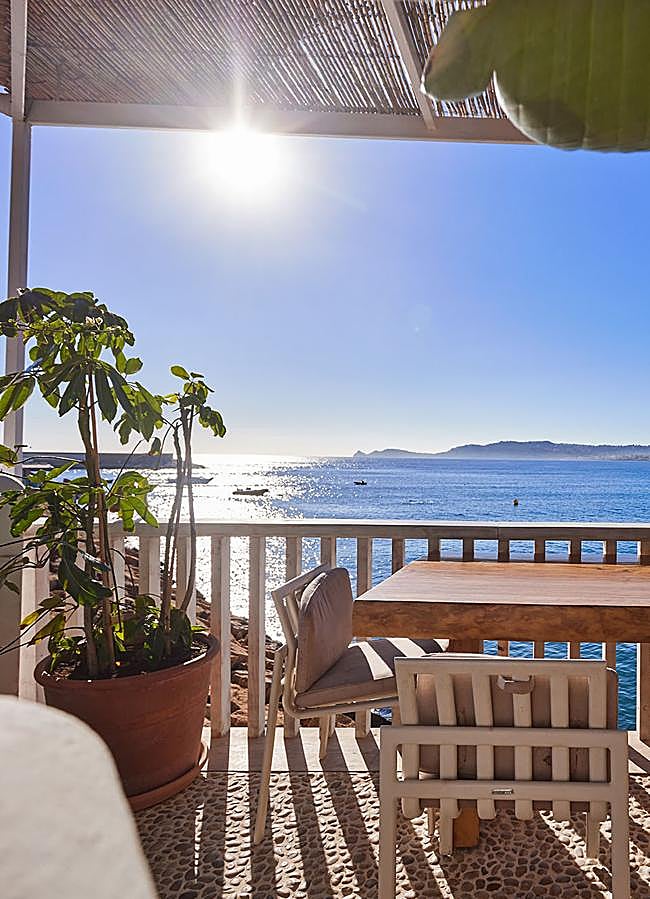 Imagen - La terraza del restaurante alicantino Cala Bandida, situado en el puerto de Jávea. / DR