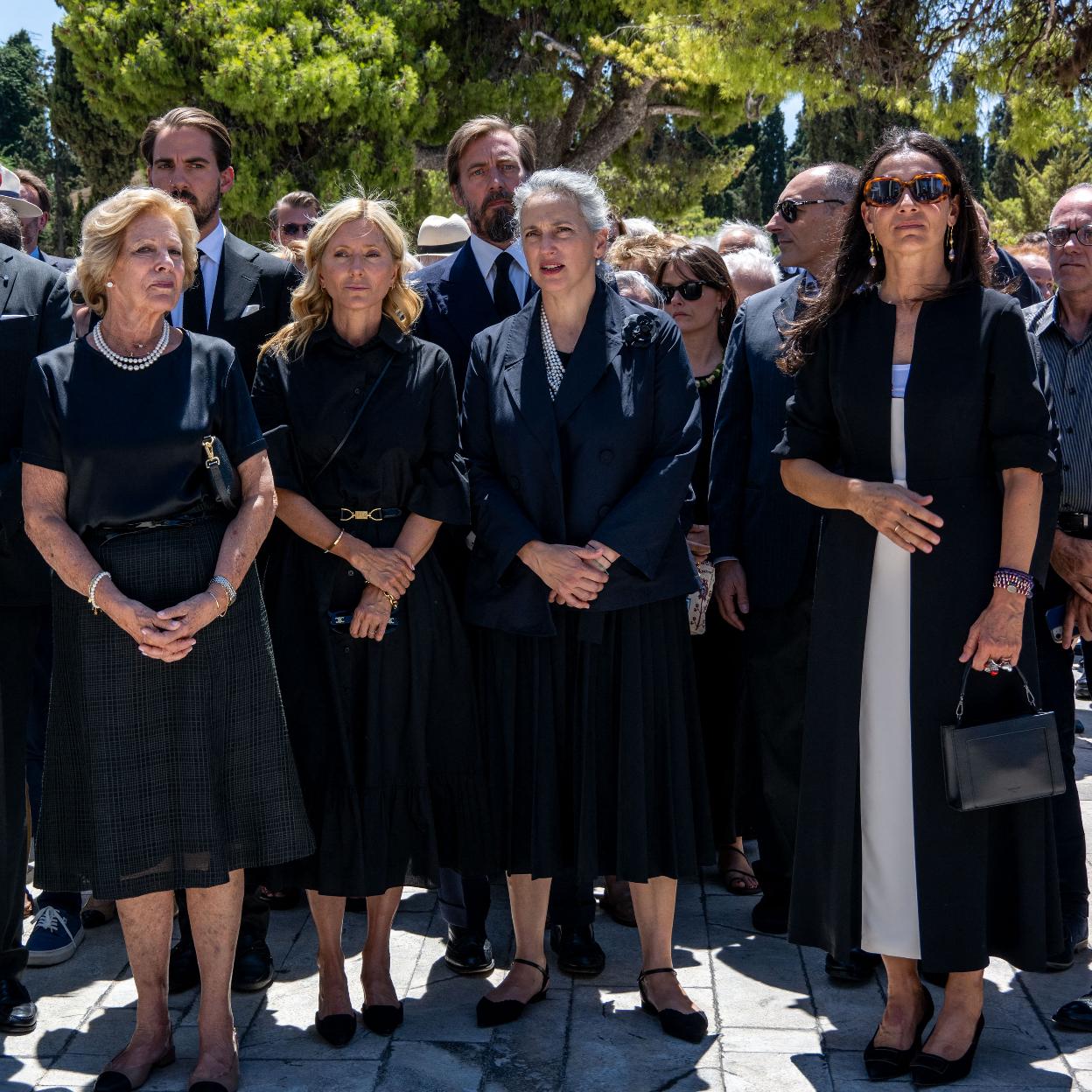 Las princesas Olga y Alejandra, a la derecha, en el funeral de su padre. 