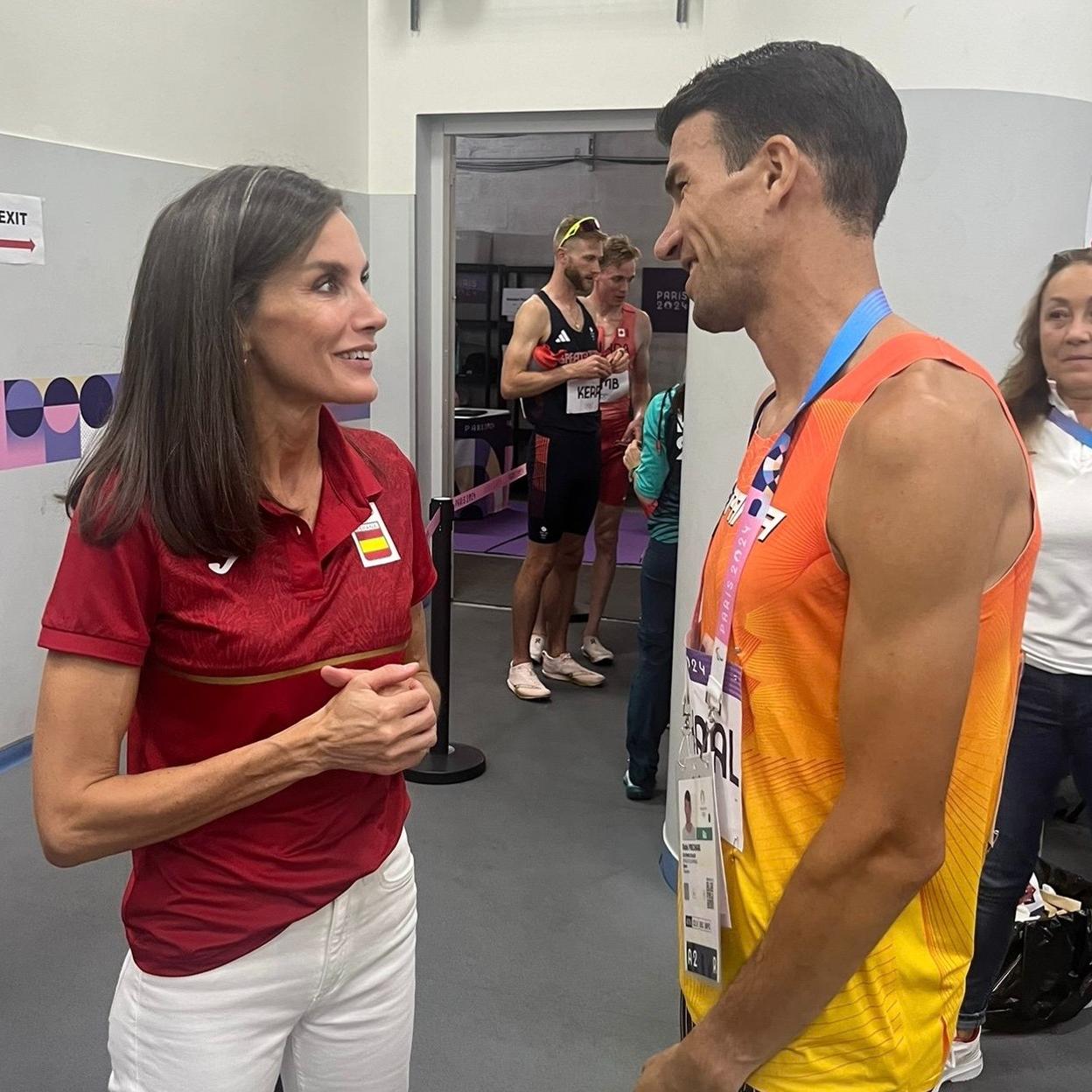La reina Letizia junto al atleta Adel Mechaal.
