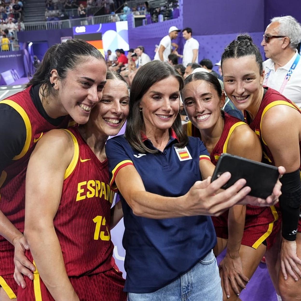 La reina Letizia haciéndose un selfie con el equipo femenino de baloncesto 3x3.