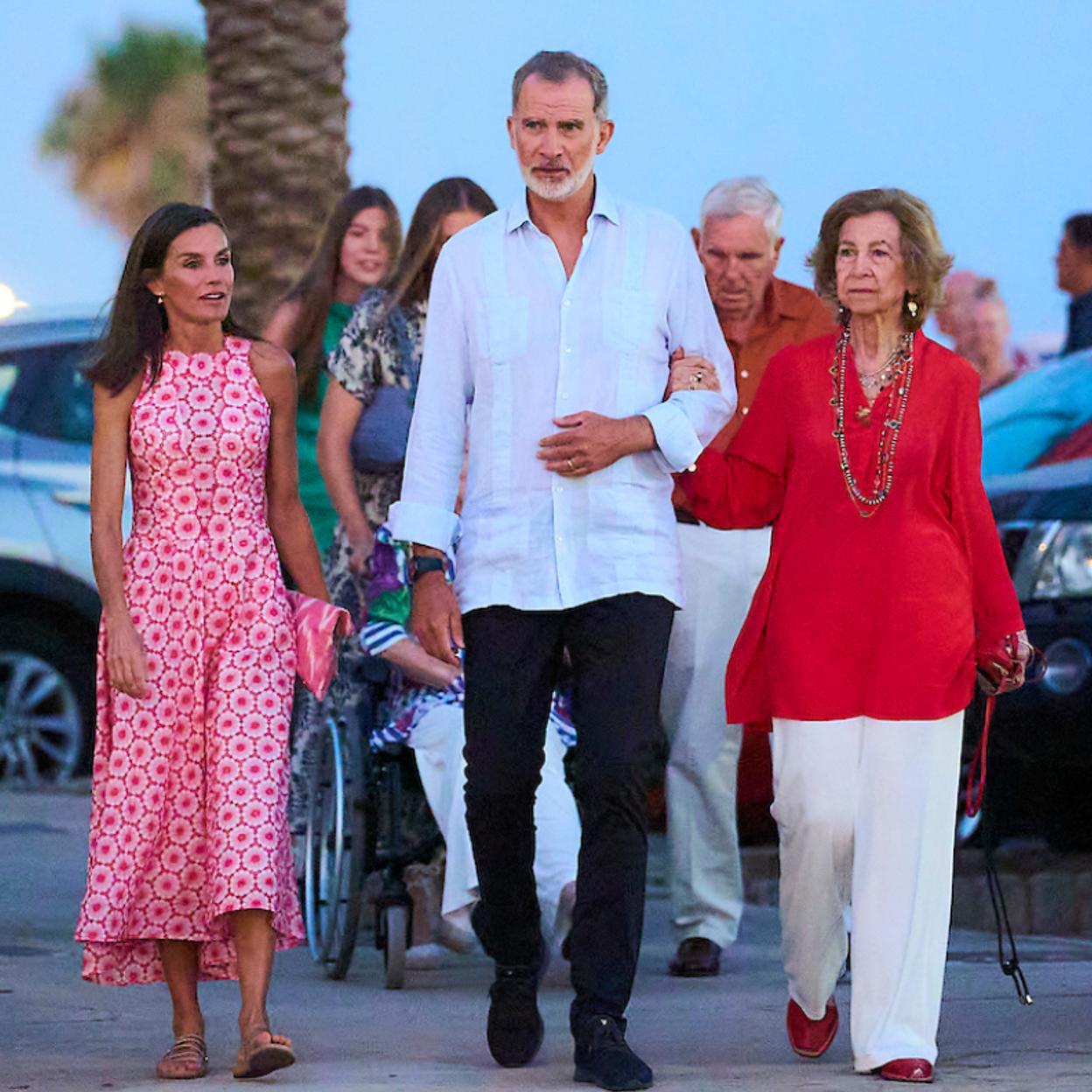 La familia real, a su llegada a las inmediaciones al restaurante Mia de Palma de Mallorca, con el rey Felipe abriendo la comitiva. 
