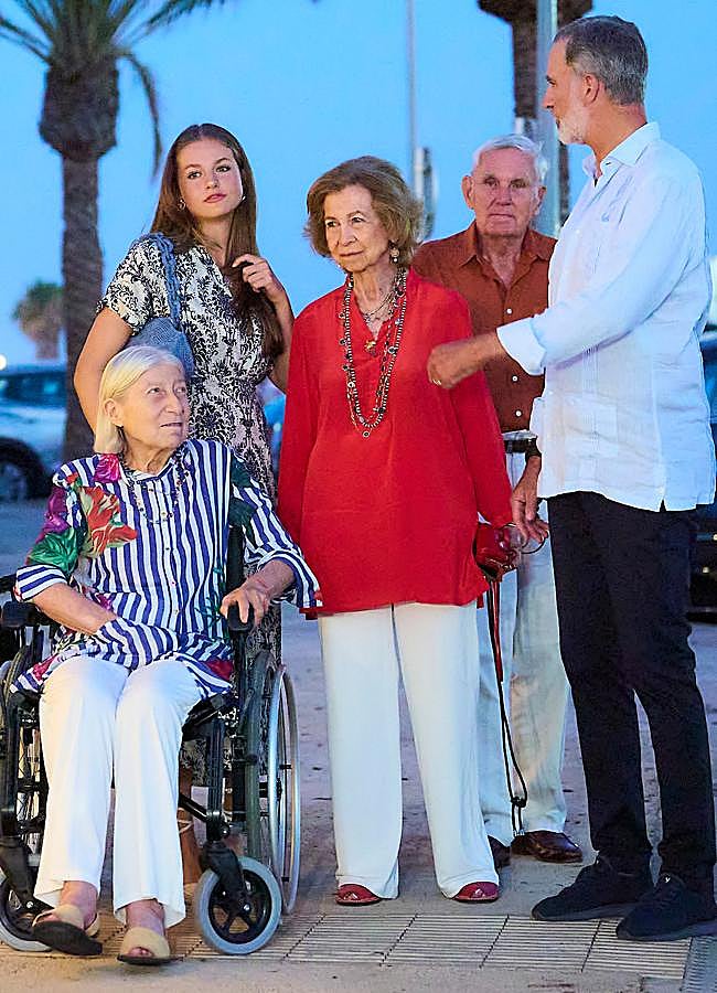 Imagen - La reina Sofía posa ante los fotógrafos con Tatiana Radziwill, la princsa Leonor y el rey Felipe VI. / LIMITED PICTURES