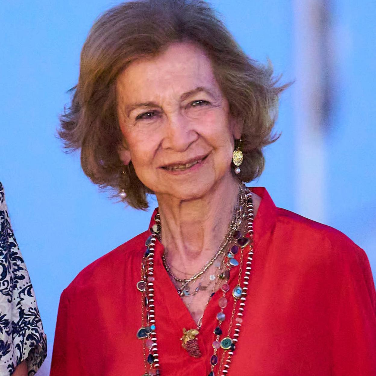 La reina Sofía con una camisa roja en Mallorca.