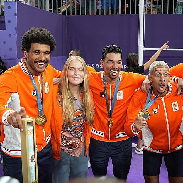 Amalia de Holanda posa con los ganadores del oro en la final de 3x3.