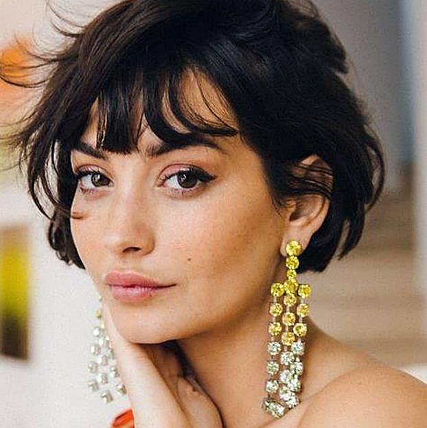 Mujer con corte de pelo bixie con flequllo