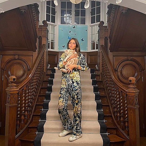 La cantante mexicana, con su gato. 