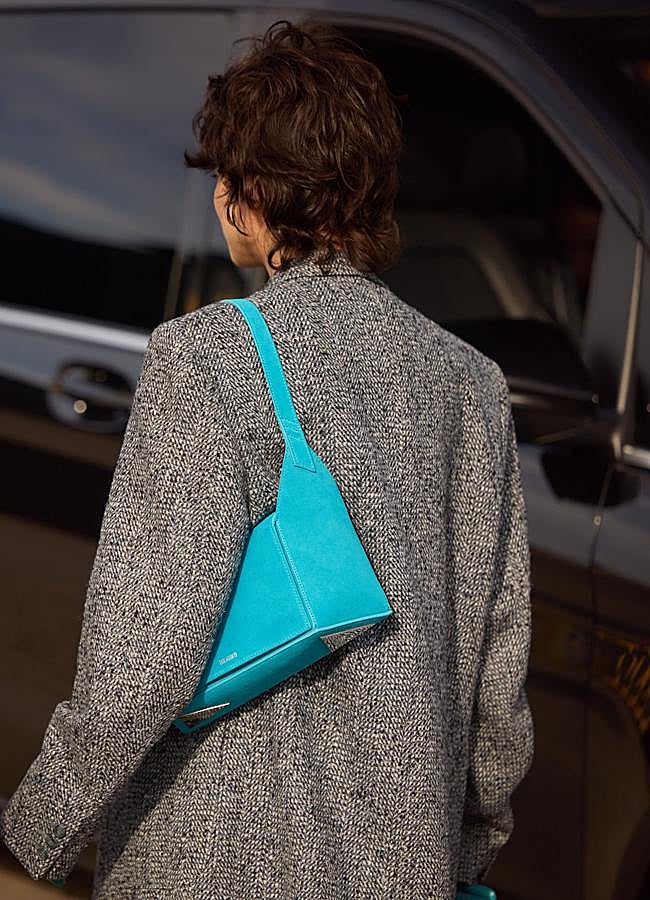 Imagen - Look con bolso turquesa. Foto: Launchmetrics spotlight