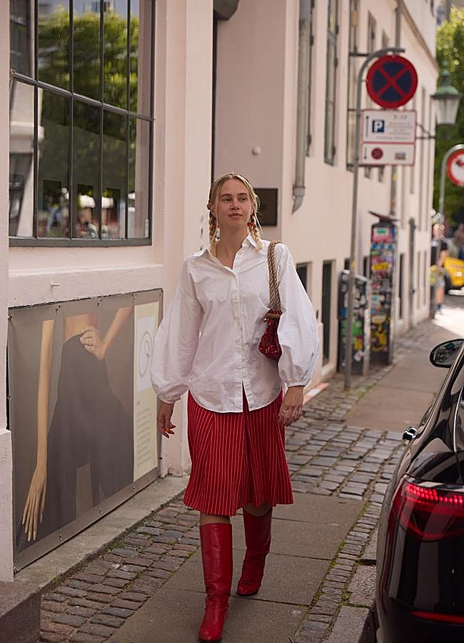Imagen - Look con botas en rojo. Foto: Launchmetrics spotlight