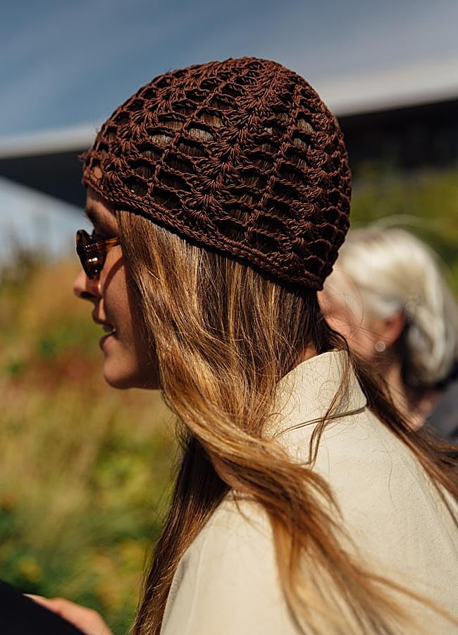 Imagen - Look con gorro de crochet. Foto: Launchmetrics spotlight