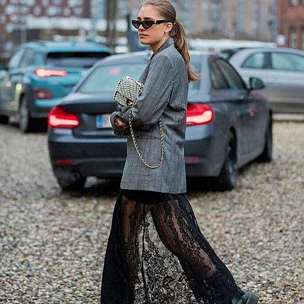 Influencer con look de oficina con falda de encaje