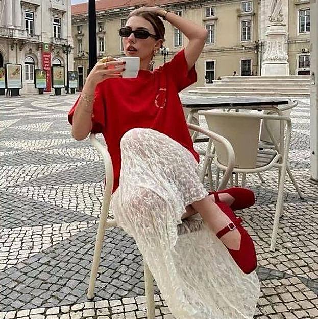 Influencer con look de falda de encaje con merceditas