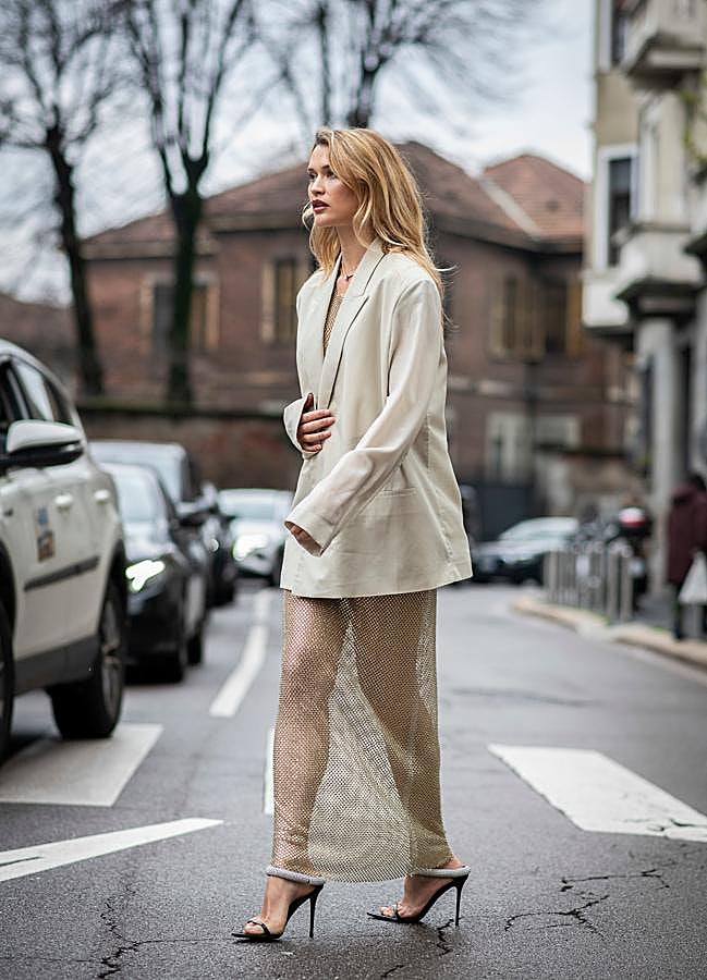 Imagen - Look con falda larga y blazer oversized.