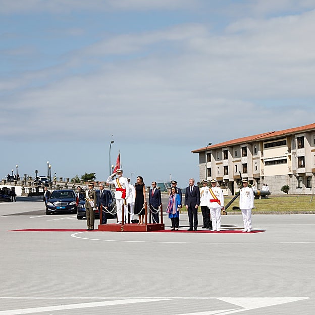 La familia real en la Escuela Naval de Marín. 