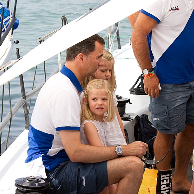 El rey Felipe navegando con Leonor y Sofía. 