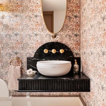 Imagen secundaria 1 - Tendencias deco 2024: los muebles y adornos más bonitos de la casa de Tamara Falcó son dorados