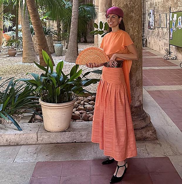 Imagen principal - Las influencers con el bolso de abanico de Zahati.