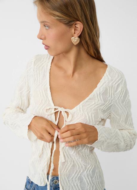 Imagen - Camiseta con lazadas de Stradivarius (19,99 euros)